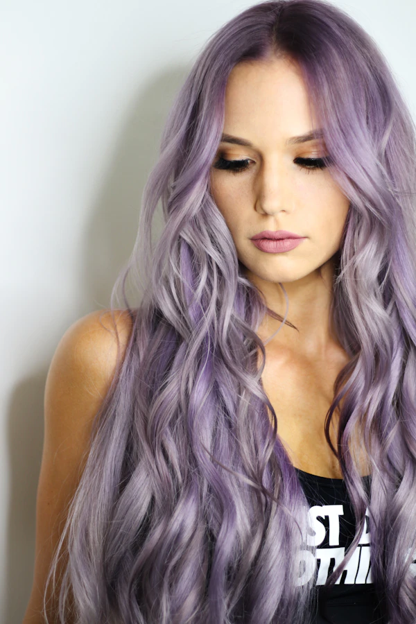 Kreative Haarfarbe – Violettes Balayage in Perfektion